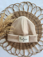 Laden Sie das Bild in den Galerie-Viewer, Personalisierte Beaniemütze l helles Beige