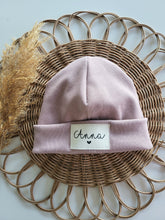 Laden Sie das Bild in den Galerie-Viewer, Personalisierte Beaniemütze l Altrosa