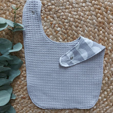 Laden Sie das Bild in den Galerie-Viewer, Sabberli | Lätzchen I hellgrau