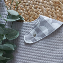 Laden Sie das Bild in den Galerie-Viewer, Sabberli | Lätzchen I hellgrau
