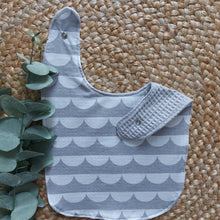 Laden Sie das Bild in den Galerie-Viewer, Sabberli | Lätzchen I hellgrau