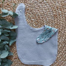 Laden Sie das Bild in den Galerie-Viewer, Sabberli | Lätzchen I hellgrau