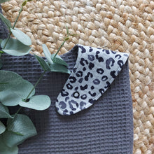 Laden Sie das Bild in den Galerie-Viewer, Sabberli | Lätzchen I dunkelgrau