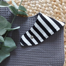 Laden Sie das Bild in den Galerie-Viewer, Sabberli | Lätzchen | dunkelgrau