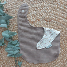 Laden Sie das Bild in den Galerie-Viewer, Sabberli l Lätzchen l braun