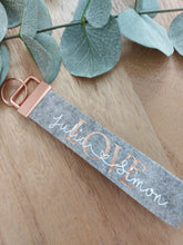Laden Sie das Bild in den Galerie-Viewer, Schlüsselanhänger l Love l rosegold