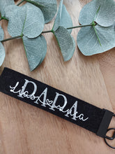 Laden Sie das Bild in den Galerie-Viewer, Schlüsselanhänger l Papa l schwarz