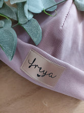 Laden Sie das Bild in den Galerie-Viewer, Personalisierte Beaniemütze l Altrosa