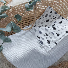 Laden Sie das Bild in den Galerie-Viewer, Babydecke l Weiß l Kaktus