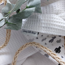 Laden Sie das Bild in den Galerie-Viewer, Babydecke l Weiß l Kaktus