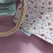 Laden Sie das Bild in den Galerie-Viewer, Babydecke l Altrosa l Flowers