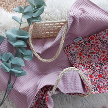 Laden Sie das Bild in den Galerie-Viewer, Babydecke l Altrosa l Romantic Flowers