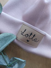 Laden Sie das Bild in den Galerie-Viewer, Personalisierte Beaniemütze l zartes Altrosa