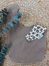 Laden Sie das Bild in den Galerie-Viewer, Sabberli l Lätzchen l braun