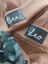 Laden Sie das Bild in den Galerie-Viewer, Personalisierte Beaniemütze l Camel Beige