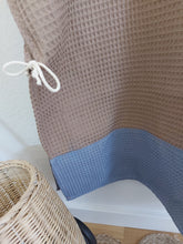Laden Sie das Bild in den Galerie-Viewer, Badeponcho l Waffelpique l nougat - rauchblau