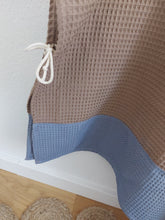 Laden Sie das Bild in den Galerie-Viewer, Badeponcho l Waffelpique l nougat - rauchblau