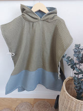 Laden Sie das Bild in den Galerie-Viewer, Badeponcho l Waffelpique l olivegrün - altmint