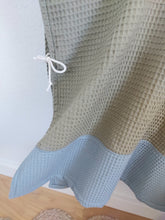 Laden Sie das Bild in den Galerie-Viewer, Badeponcho l Waffelpique l olivegrün - altmint