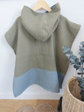 Laden Sie das Bild in den Galerie-Viewer, Badeponcho l Waffelpique l olivegrün - altmint