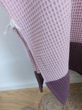 Laden Sie das Bild in den Galerie-Viewer, Badeponcho l Waffelpique l helles altrosa - dark mauve