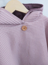 Laden Sie das Bild in den Galerie-Viewer, Badeponcho l Waffelpique l helles altrosa - dark mauve