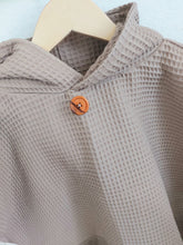 Laden Sie das Bild in den Galerie-Viewer, Badeponcho l Waffelpique l smoky beige - nougat