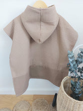 Laden Sie das Bild in den Galerie-Viewer, Badeponcho l Waffelpique l smoky beige - nougat