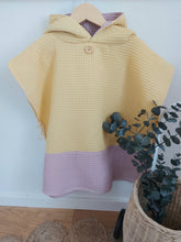 Laden Sie das Bild in den Galerie-Viewer, Badeponcho l Waffelpique l helles gelb - altrosa