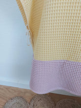 Laden Sie das Bild in den Galerie-Viewer, Badeponcho l Waffelpique l helles gelb - altrosa