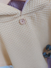 Laden Sie das Bild in den Galerie-Viewer, Badeponcho l Waffelpique l helles gelb - altrosa