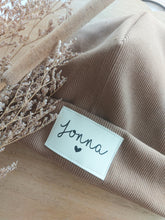Laden Sie das Bild in den Galerie-Viewer, Personalisierte Beaniemütze l Camel Beige