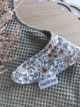 Laden Sie das Bild in den Galerie-Viewer, Sabberli | Lätzchen I Khaki