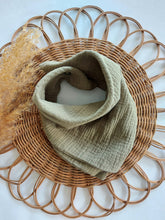 Laden Sie das Bild in den Galerie-Viewer, Halstuch l Musselin l helles olivgrün