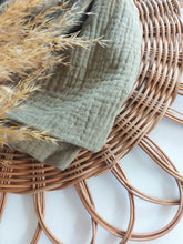 Laden Sie das Bild in den Galerie-Viewer, Halstuch l Musselin l helles olivgrün