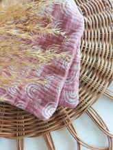 Laden Sie das Bild in den Galerie-Viewer, Halstuch l Musselin l Regenbogen l rosa