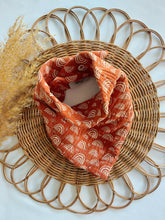 Laden Sie das Bild in den Galerie-Viewer, Halstuch l Musselin l Regenbogen l rost-orange