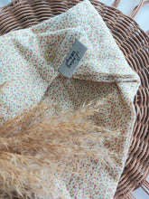 Laden Sie das Bild in den Galerie-Viewer, Halstuch l Musselin l Blümchen