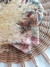 Laden Sie das Bild in den Galerie-Viewer, Halstuch l Musselin l vintage flowers rose