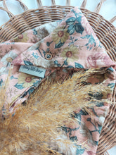 Laden Sie das Bild in den Galerie-Viewer, Halstuch l Musselin l vintage flowers rose