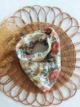 Laden Sie das Bild in den Galerie-Viewer, Halstuch l Musselin l vintage flowers creme