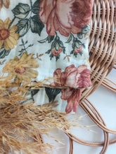 Laden Sie das Bild in den Galerie-Viewer, Halstuch l Musselin l vintage flowers creme
