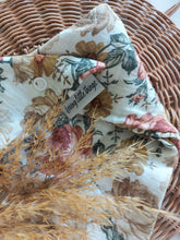 Laden Sie das Bild in den Galerie-Viewer, Halstuch l Musselin l vintage flowers creme