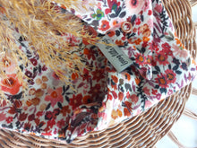 Laden Sie das Bild in den Galerie-Viewer, Halstuch l Musselin l Flowers