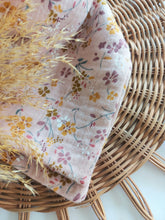 Laden Sie das Bild in den Galerie-Viewer, Halstuch l Musselin l Blümchen rosa
