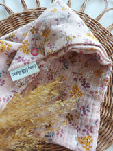 Laden Sie das Bild in den Galerie-Viewer, Halstuch l Musselin l Blümchen rosa