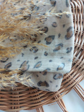 Laden Sie das Bild in den Galerie-Viewer, Halstuch l Musselin l leo beige