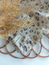 Laden Sie das Bild in den Galerie-Viewer, Halstuch l Musselin l leo