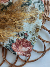 Laden Sie das Bild in den Galerie-Viewer, Halstuch l Musselin l vintage flowers creme