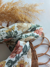 Laden Sie das Bild in den Galerie-Viewer, Halstuch l Musselin l vintage flowers creme